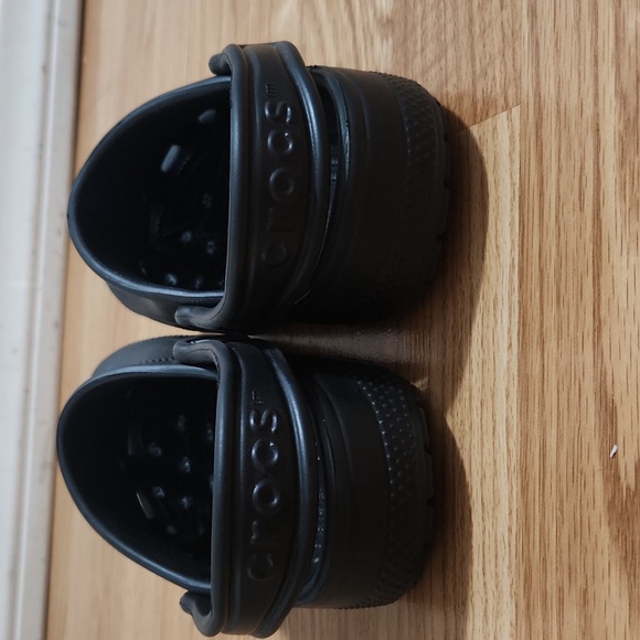 CROCS Classic Kids Black Ventilated Clogs - Picture 5 of 6